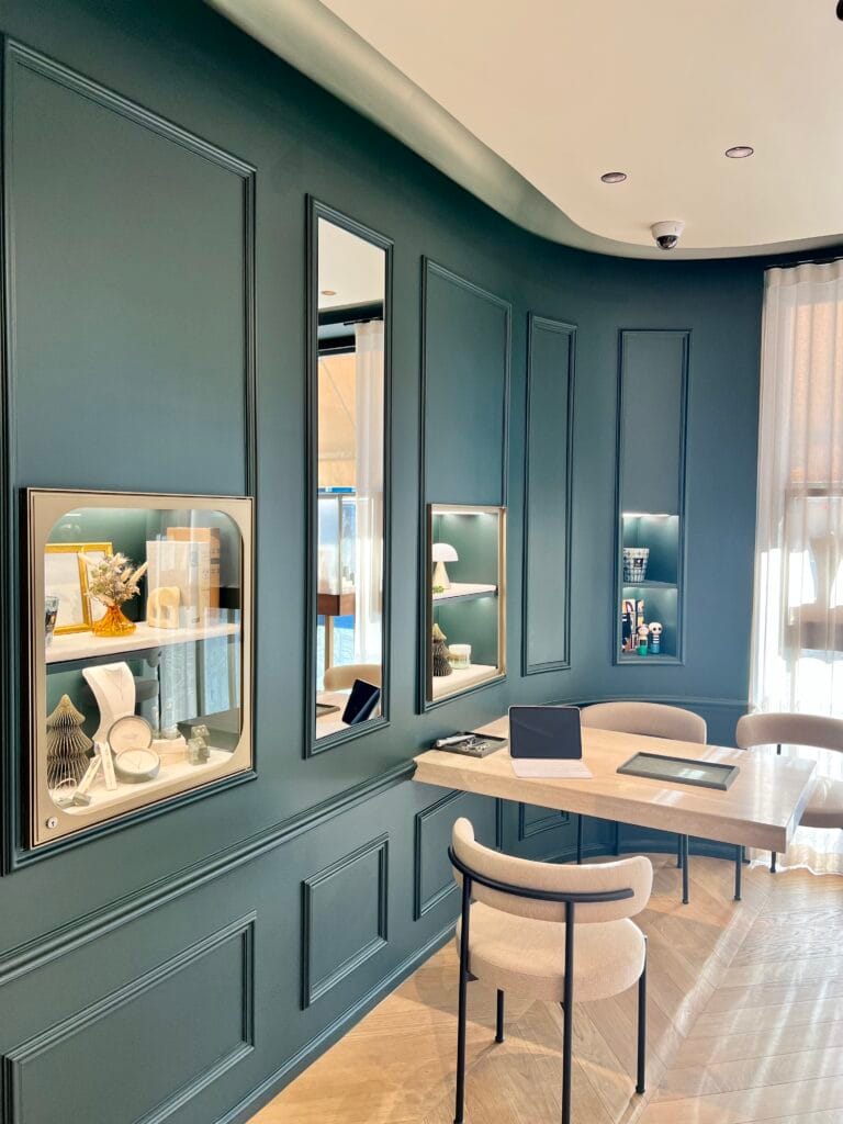 Intérieur d'une boutique haut de gamme visible depuis sa vitrine
