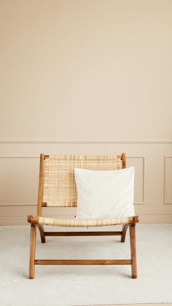 Assise en bois et ambiance chaleureuse pour un lieu d'accueil