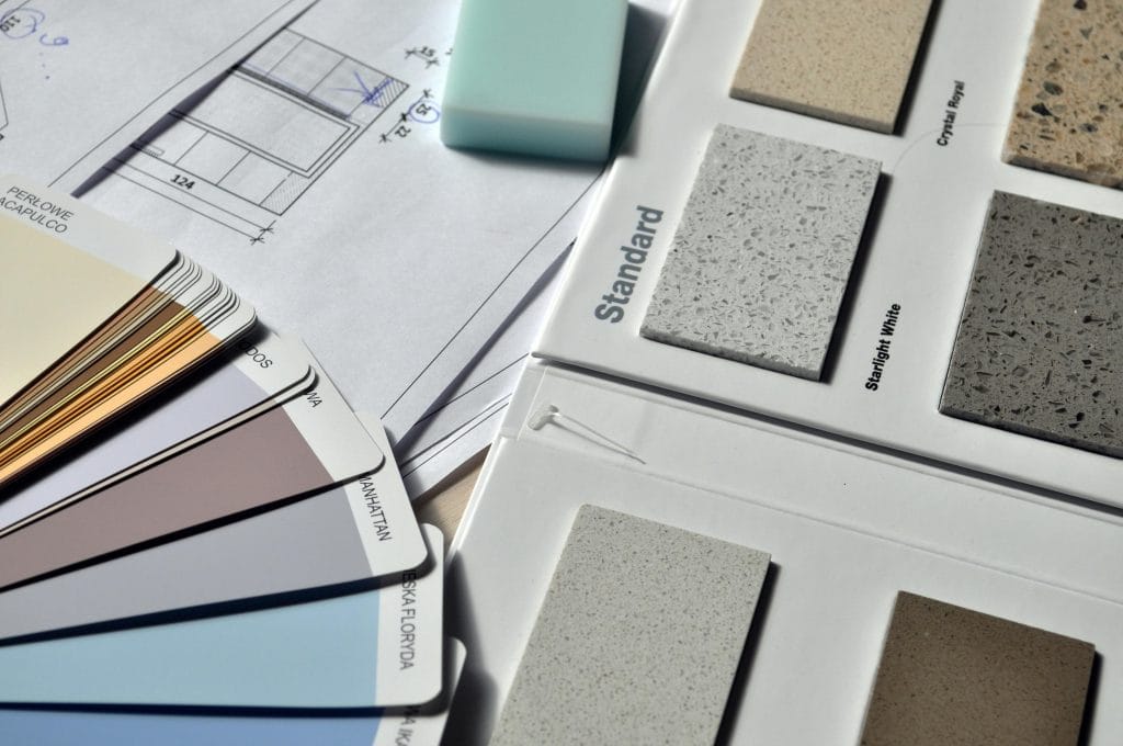 Échantillons de matériaux isolants et de finition pour une rénovation