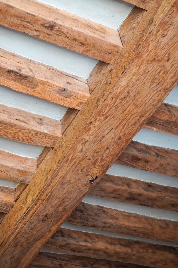 Charpente ancienne en bois apparente dans une maison de caractère