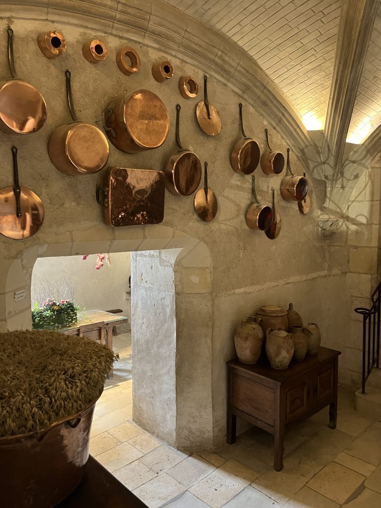 Cuisine voûtée en pierre dans une demeure ancienne