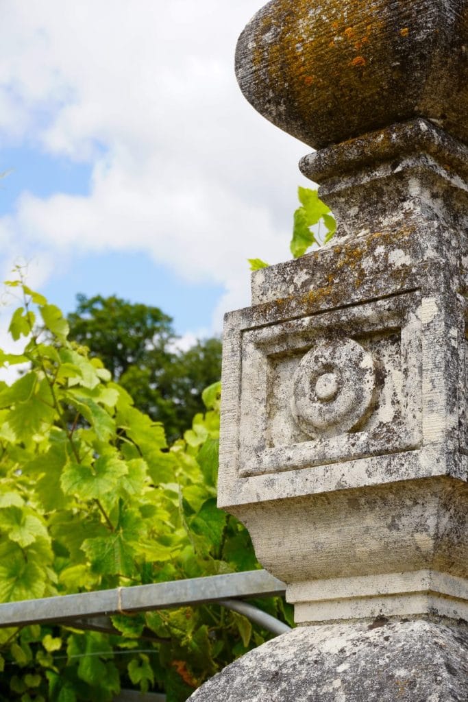 Ornement en pierre et vignes dans un domaine viticole en Gironde