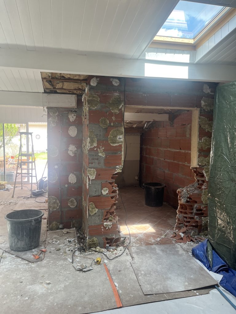 Chantier de rénovation énergétique avec fenêtre de toit