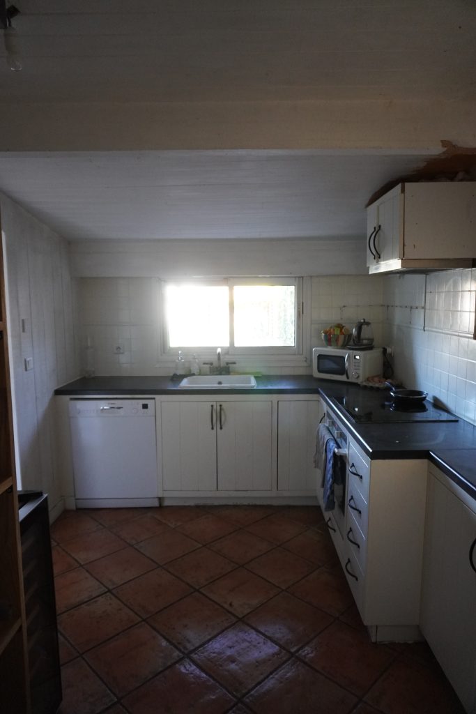 Cuisine ancienne d'un logement avant rénovation énergétique