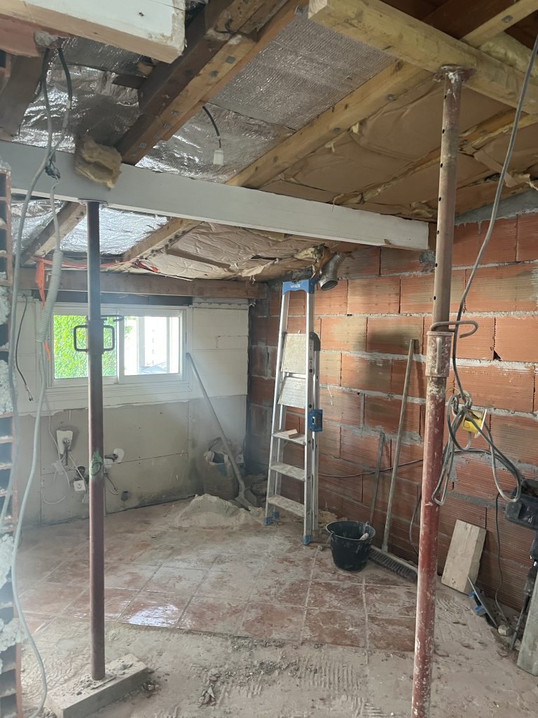 Chantier de rénovation d'une maison ancienne
